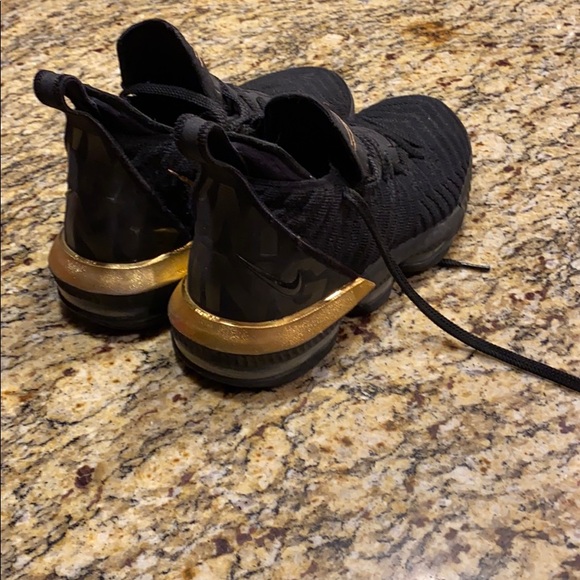 Lebron 16 - Picture 2 of 4